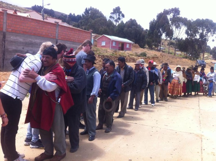 Den bolivianske urbefolkningen på rekke og rad (Foto:Rine Aarvik)
