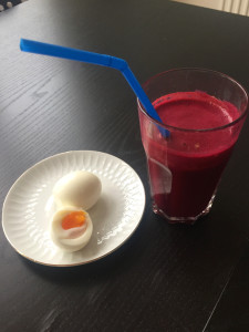 Vildes frokost: frisk juice og et egg. Foto: Vilde Lützow-Holm