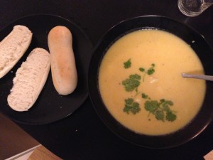 Server gjerne suppen sammen med nystekte rundstykker (foto: Anine Johnsen)