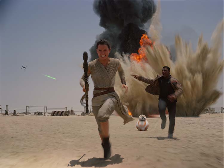 Rey, spilt av Daisy Ridley og Finn, spilt av John Boyega. (Foto: Filmweb)