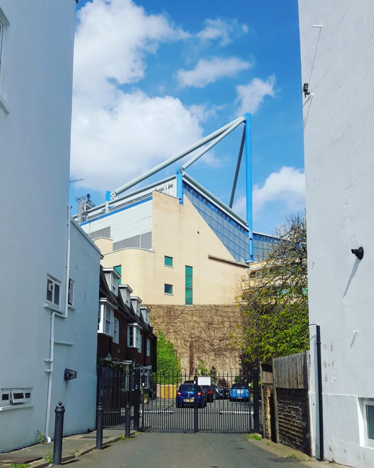 ET STEINKAST UNNA: Hilary Close er en av flere gater langs Fulham Road som bare ligger et steinkast unna Stamford Bridge og illustrerer hvor lite spillerom Chelsea har på den 12 acre store tomten. (Foto: Aleksander Losnegård)
