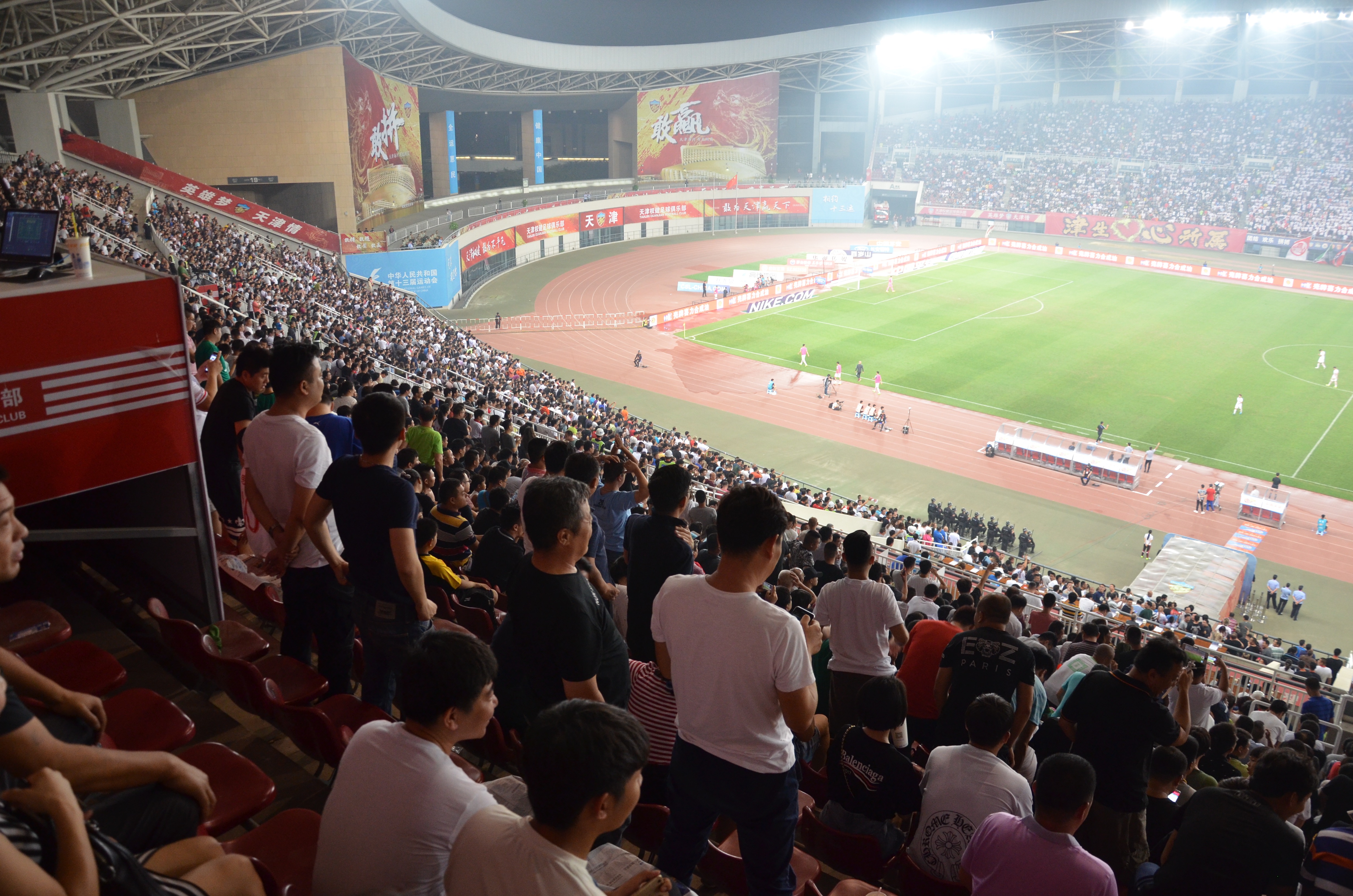 TRIBUNELIV: Haihe Educational Football Stadium var nesten fullsatt da Tianjin Quanjian møtte Chongqing Lifan. (Foto: Aleksander Losnegård)