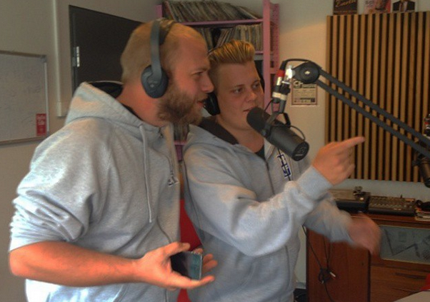 Bjørn og Tore frå MBSF var entusiastiske i studio hjå Studentmorgen. (Foto: Erlend Kristiansen)