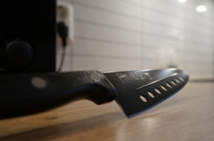 God kniv er viktig, jeg bruker en med hull i slik at grønnsaker ikke henger seg på kniven (Foto: Morten Joki Haukeberg)