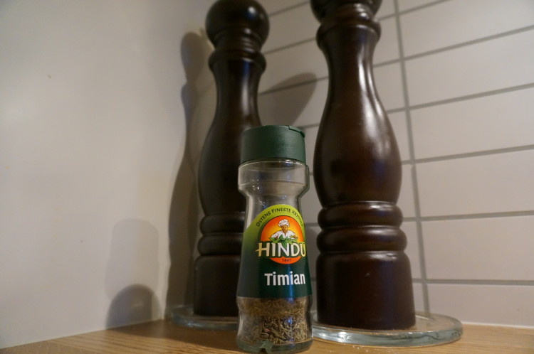 Timian er en viktig del av krydderhyllen. Derfor står min nede på benken, sammen med salt og pepper. (Foto: Morten Joki Haukeberg)