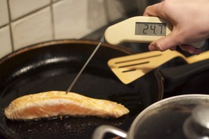 Med et håndholdt termometer kan du raskt sjekke om laksen er klar. (Foto: Lars Solbakken)