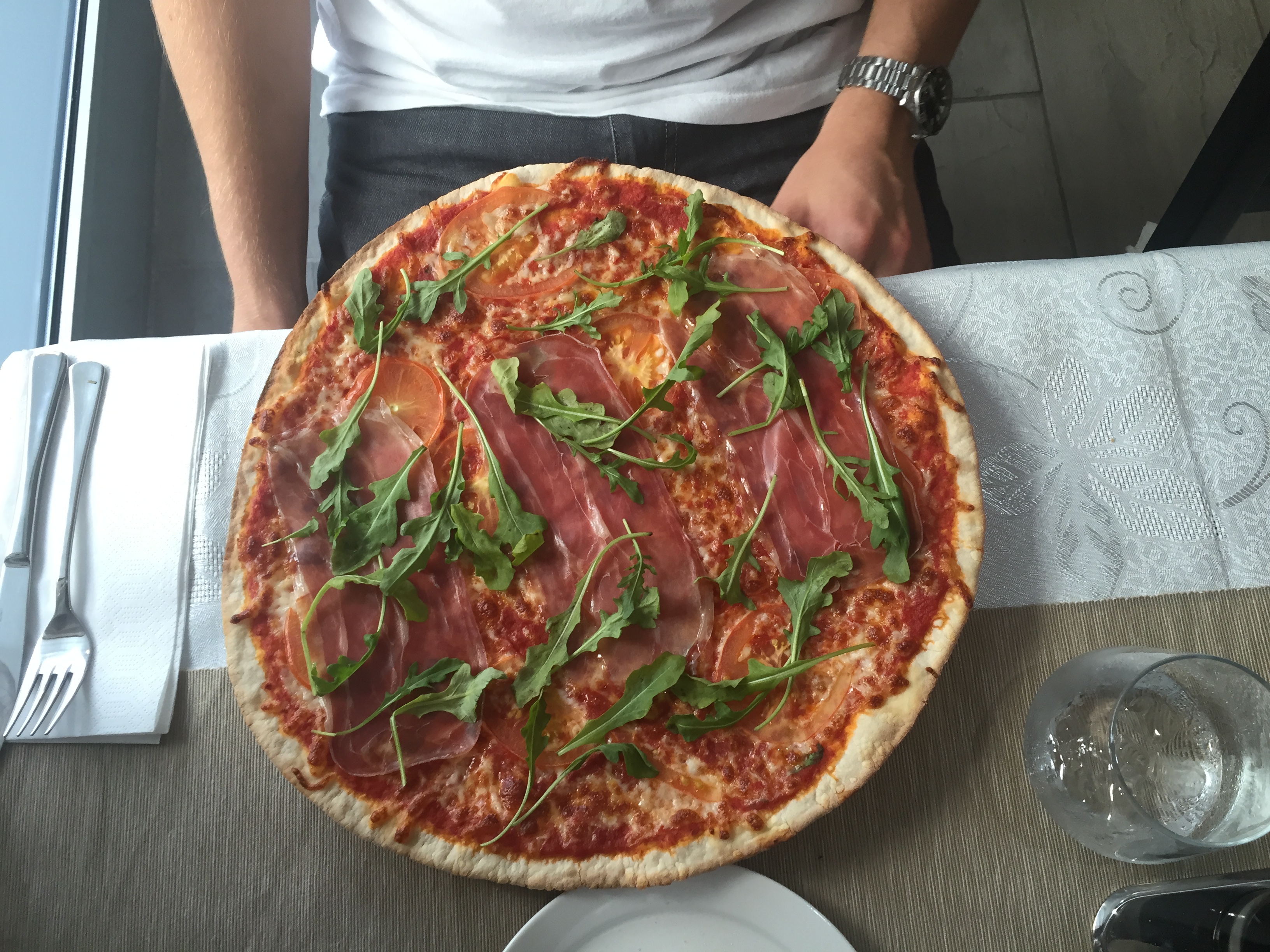Truls måtte pøse på med chili-olivenolje for å gi pizzaen smak. (Foto: Maria Haugsgjerd)