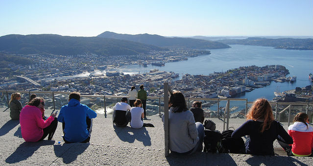 Fløyfjellet er et populært turistmål, hvor man får god utsikt inn mot sentrum. (Foto: Synne Larsen)