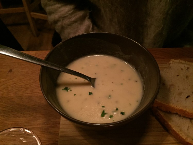 Ariz bestilte potet- og villhvitløk-suppe til 119 kr. (Foto: Truls Lier)