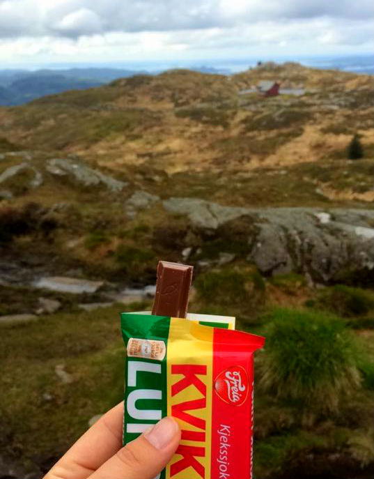 Kvikk Lunsj smaker aller best på fjelltur. (Foto: Ingvild Helle Hagen)