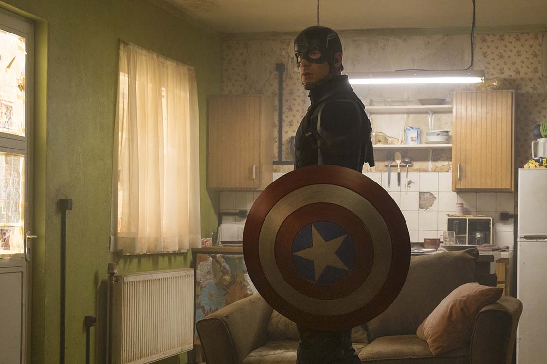 Captain America forsøker å hjelpe sin venn Bucky Barnes (foto: Zade Rosenthal, Marvel 2016)