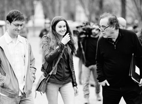 Joseph Gordon-Levitt, Shailene Woodley og regissør Oliver Stone på settet til Snowden (Foto: Norsk Filmdistribusjon).