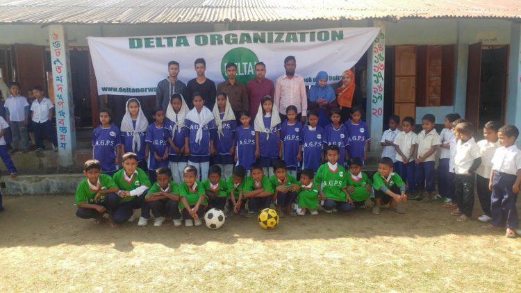 Delta har donert fotballdrakter til barna på Akil Pur Goverment Primary School. Bilde: Dag Marcus Nesse/Delta!