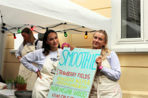 Nydelige smoothies til 20 kr var en av fristelsene Dragefjellsfestivalgjengen kunne tilby. (Foto: Omid Ebrahimi)