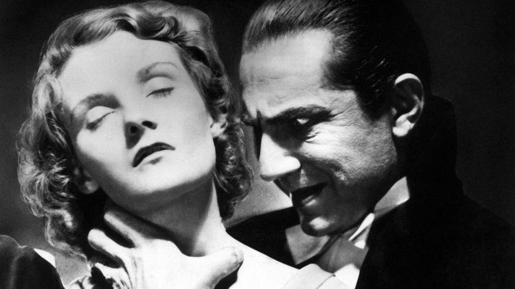 Bela Lugosi sin fremstilling av Dracula i ferd med å drikke blod fra Helen Chandler (foto: Universal Pictures)