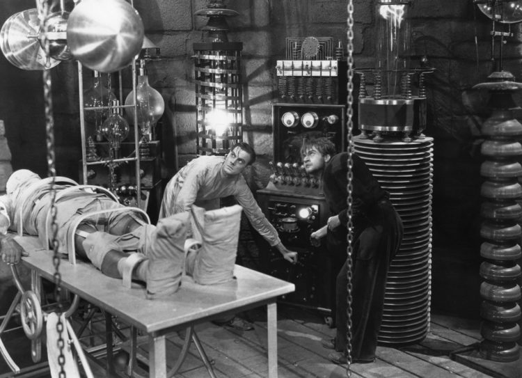 Dr. Frankenstein skaper liv i sitt ikoniske laboratorie (foto: Universal Pictures) 