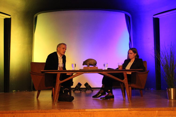 Statsministeren i dyp samtale med Maria Melve Kvåle (Foto: Helene Knag)